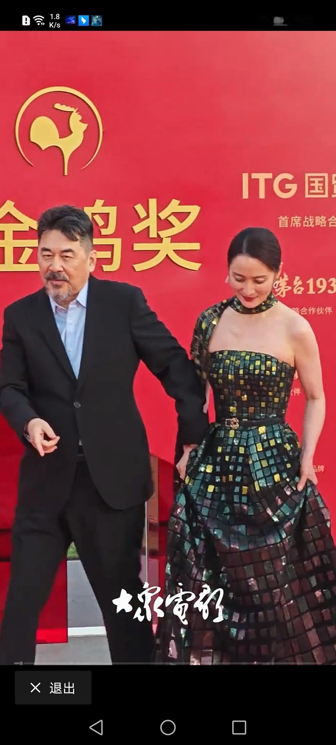 大家发现了没，陈建斌有个坏习惯，可能永远也改变不了，那就是他一直都稳稳扶着蒋