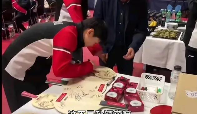 莎莎：你俩当面蛐蛐小莎礼貌吗？声音还这么大！哈哈！莎莎在活动现场的球拍上签名，听