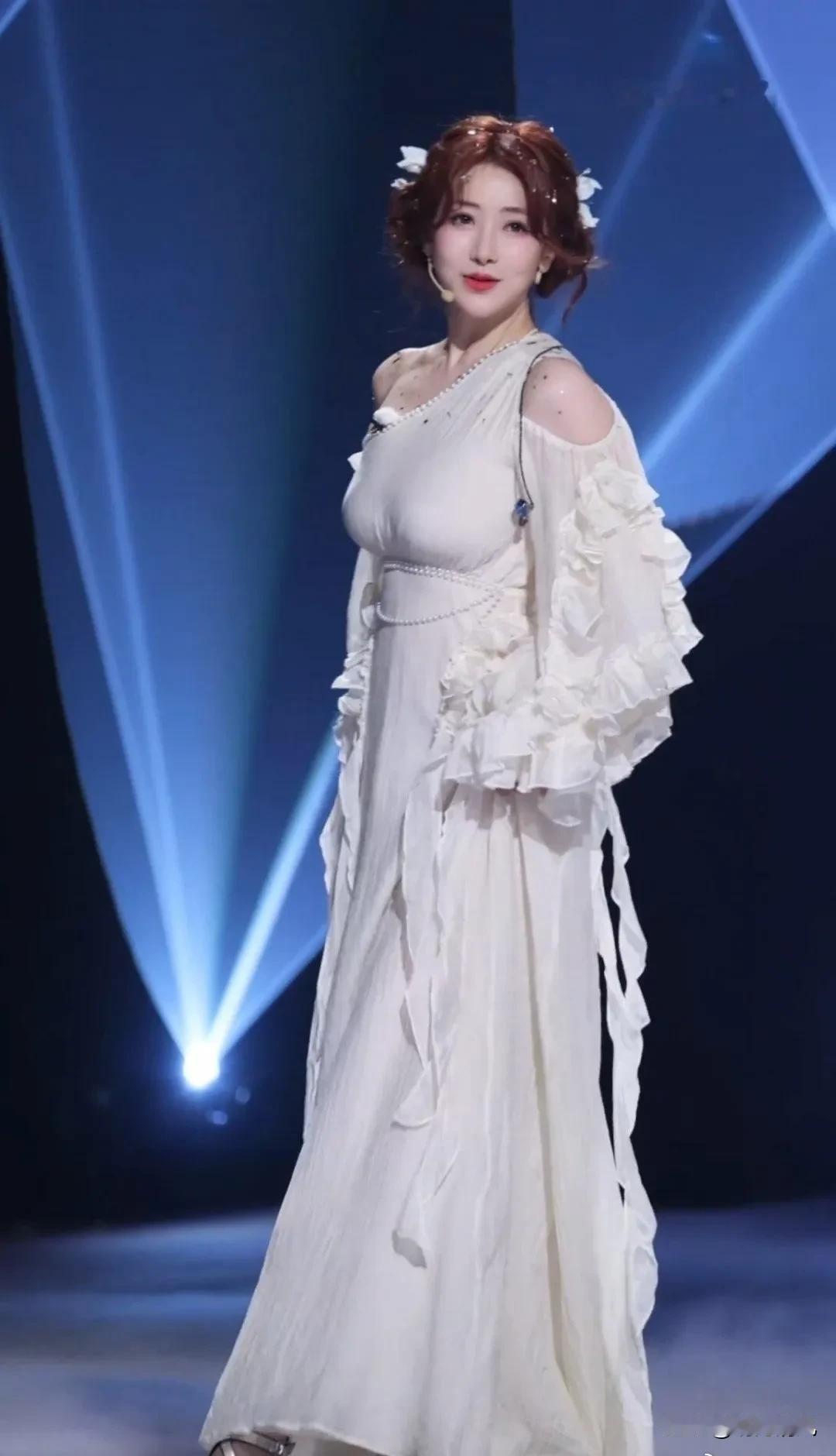 50岁的年纪，20岁的容貌和身材，陈紫函这状态真“不讲道理”！不由自主想多看几眼