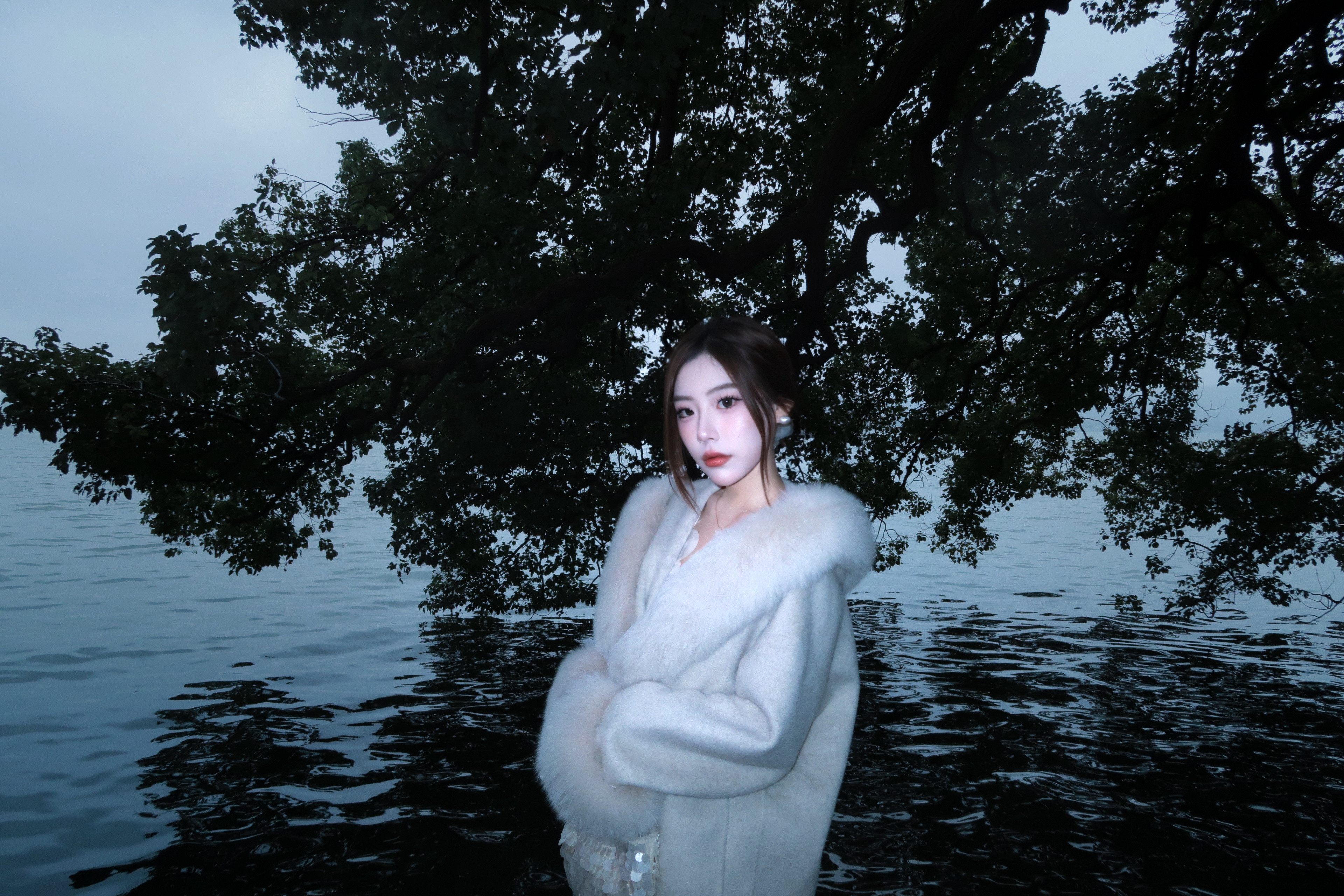 大部分人都只是我生命的玻璃窗上缓缓滑过的雨水