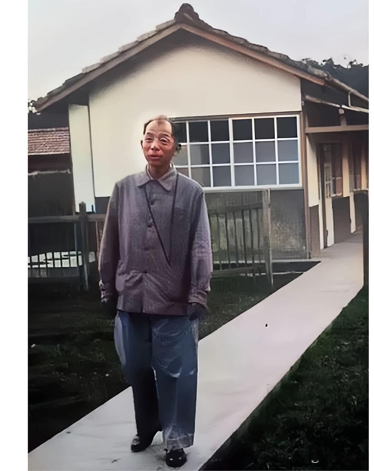 这才是张学良的真实模样，绝非演员饰演的角色！这张老照片拍摄于上世纪50年代，彼时