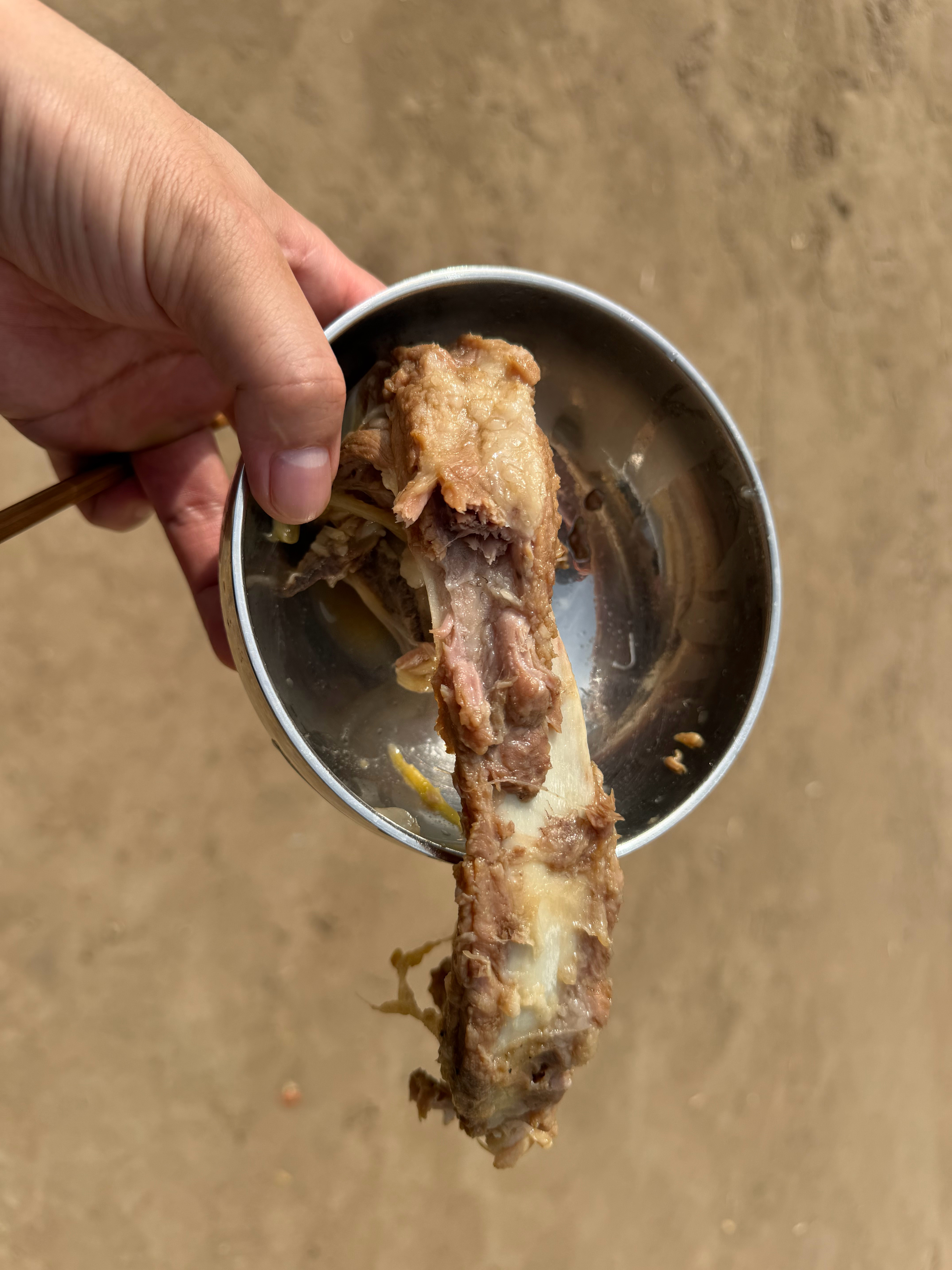 第1批回家的人已经吃上猪肉了，带劲类很