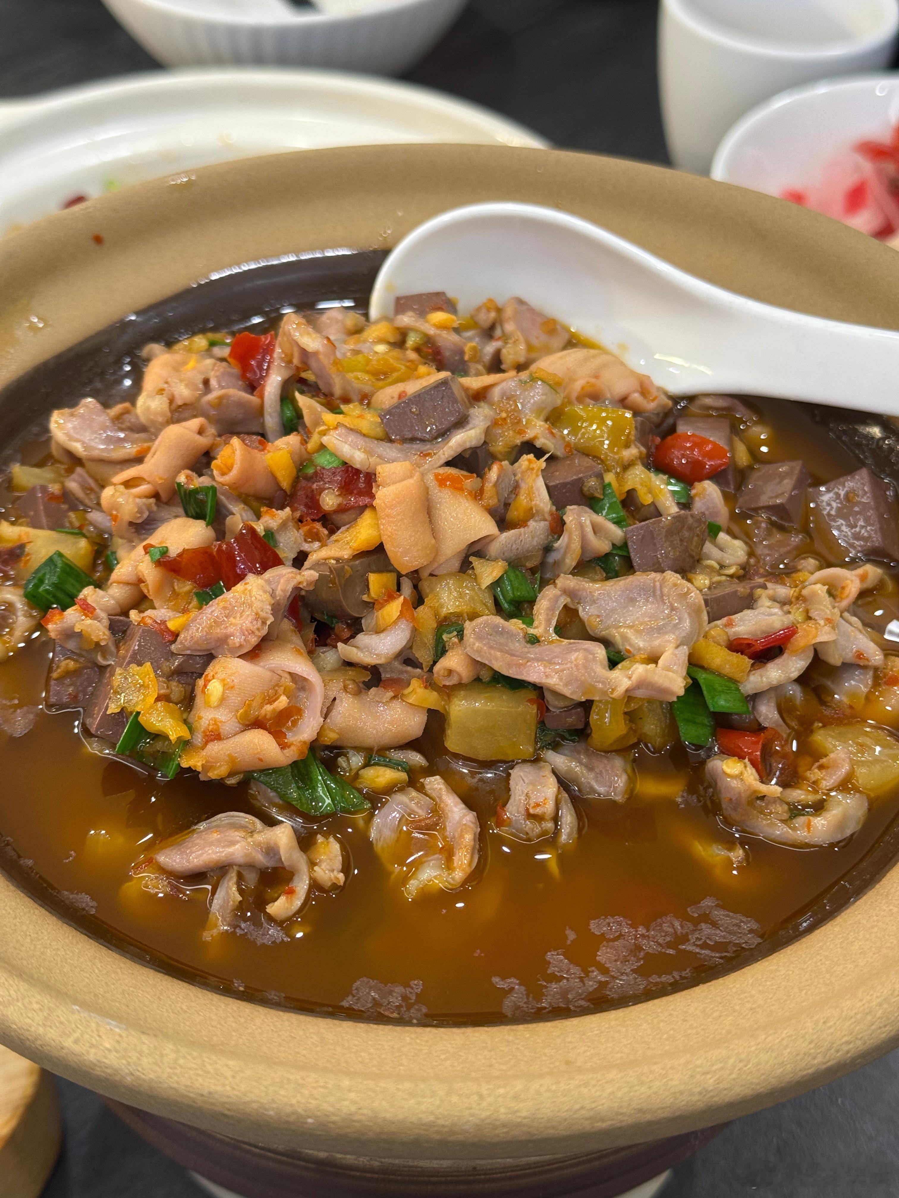 为了吃回锅肉去了厨子下山，但是回锅肉是剩的最多的[笑着哭]，上次去鸡毛店也是点了招