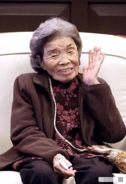 李敖1997年把自己收藏的胡适手稿、孙中山字画全拿去卖了，凑了三千三百万台币，当