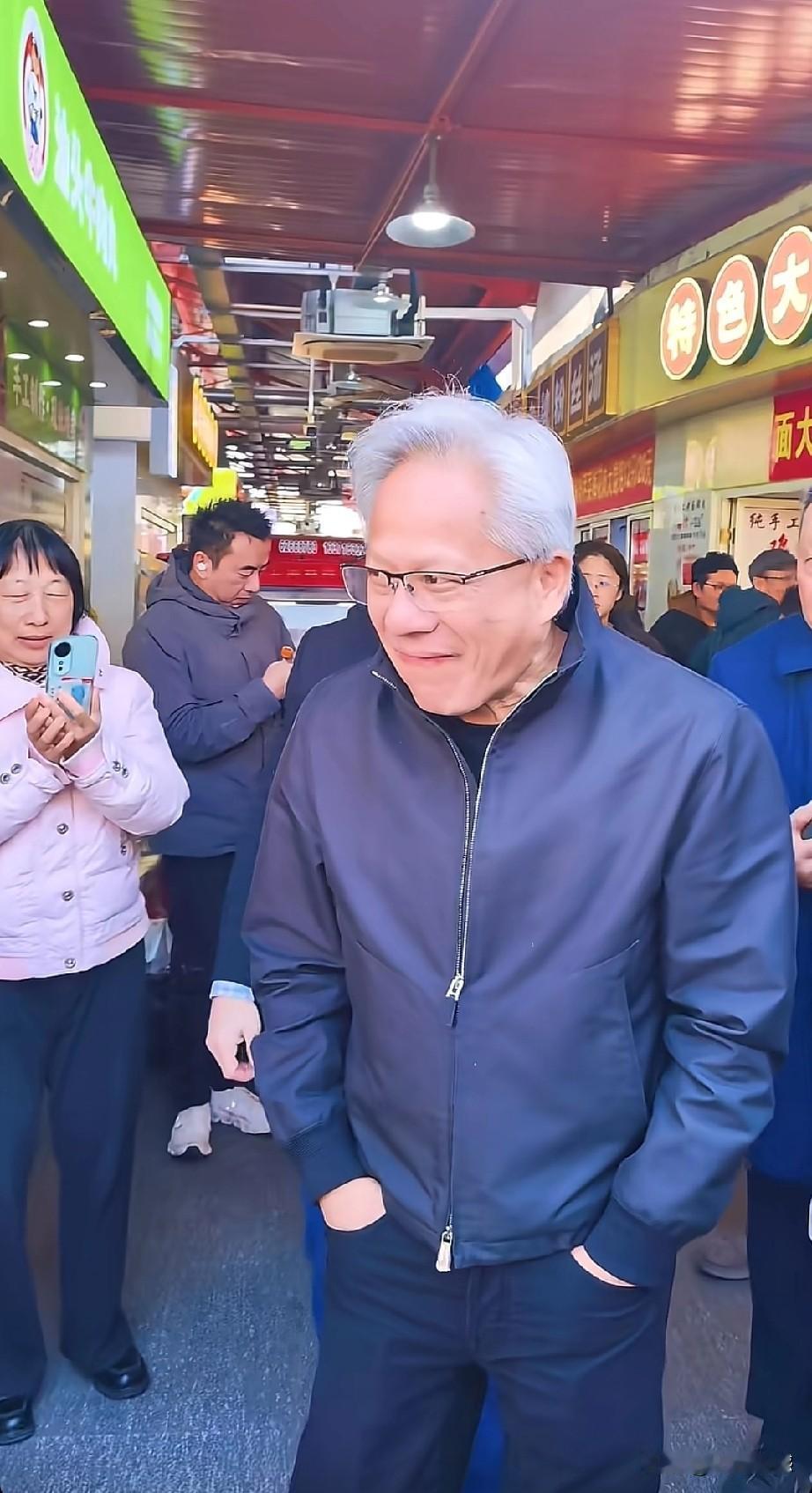 黄仁勋这次真是够卖力的啦，大冷的天，别人都穿羽绒服，他穿了一件夹克衫，感觉冻的也