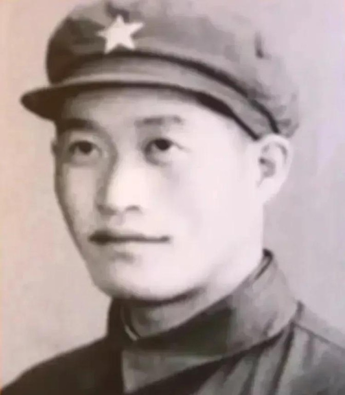 1964年，伟人得知奇袭白虎团的英雄排长从朝鲜战场归来已11年，却依然只是副连长