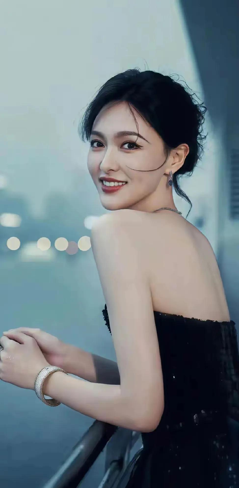 唐嫣这状态，美到让人失语刷到唐嫣美照，直接被拿捏！不管是黑裙勾勒的优
