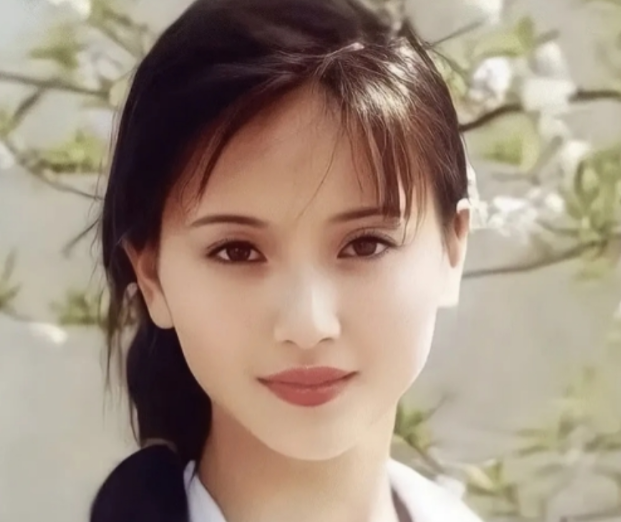 演员侯勇说1992年在央视春晚的后台我第一次见到陶慧敏就在心里想，天哪，这个