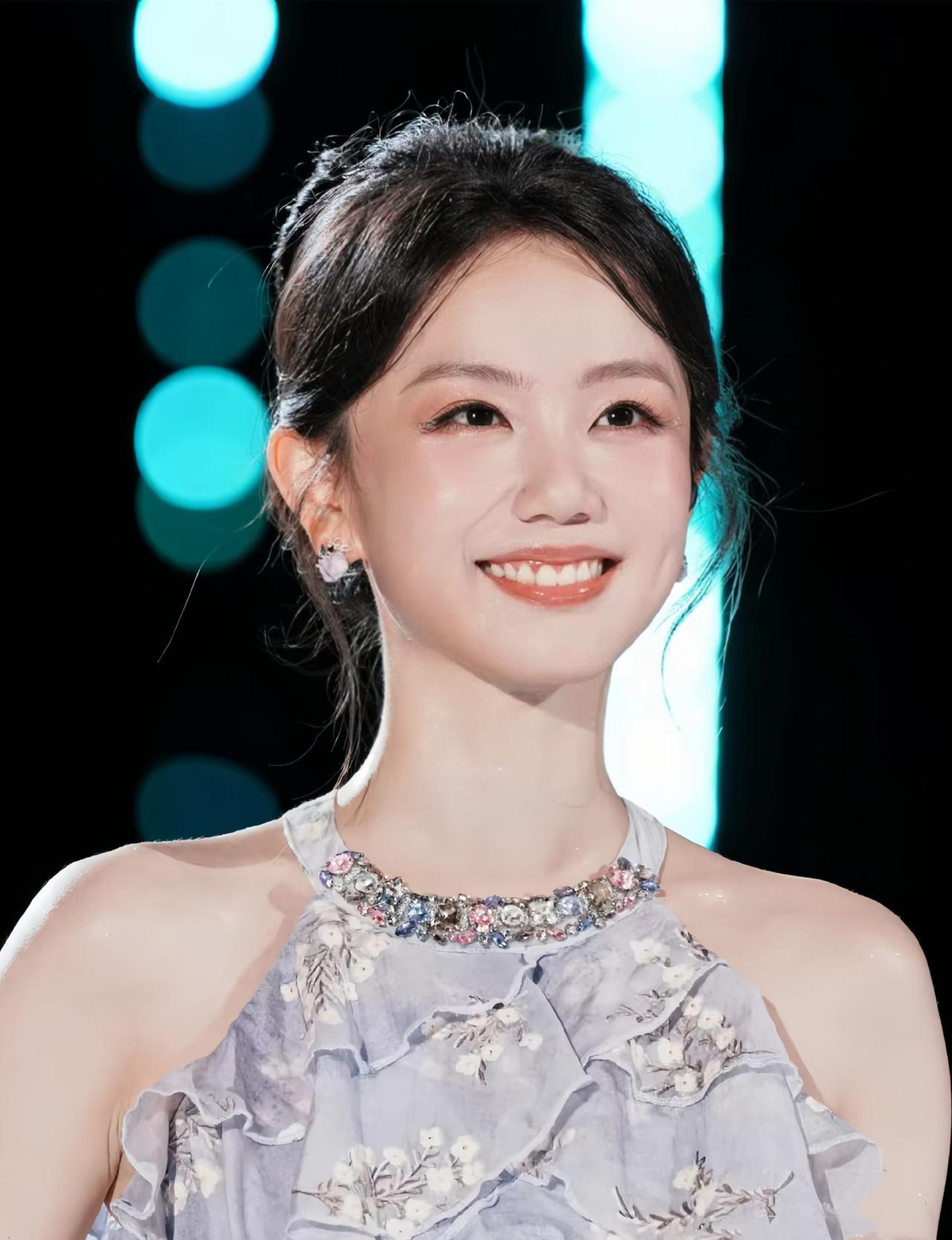 内娱终于出了一个让人连嫉妒都找不到角度的主持人！说的是冯禧。大四那年，别的同学还在焦头烂额地投简历，