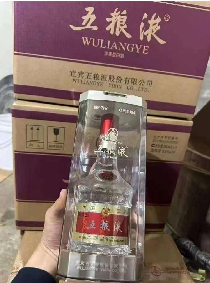 五粮液稳如泰山，茅台跌跌不休。胖东来柜台前这位四十多岁上班族的一句话，戳中了无数