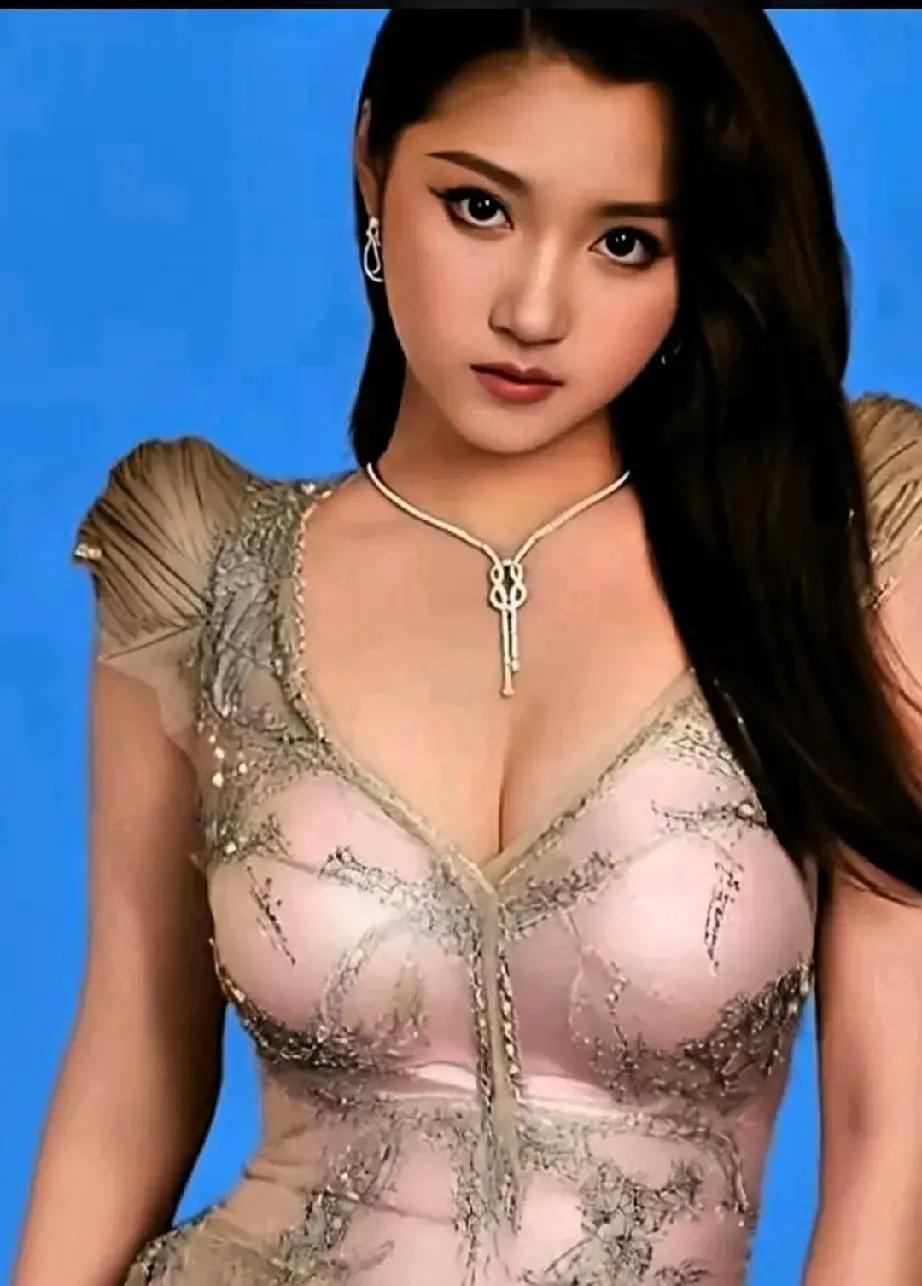 12亿围观，她穿错了吗？TonyWard春夏高定上身那刻，微博热搜爆了。