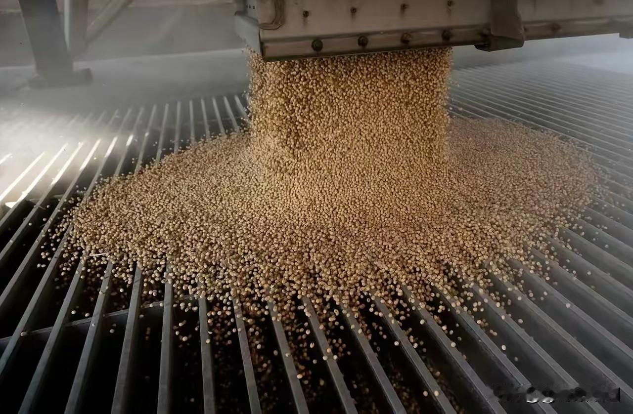 11月17日，据彭博社和路透社报道，中国国有粮食贸易商中粮集团周一购买了近一百万