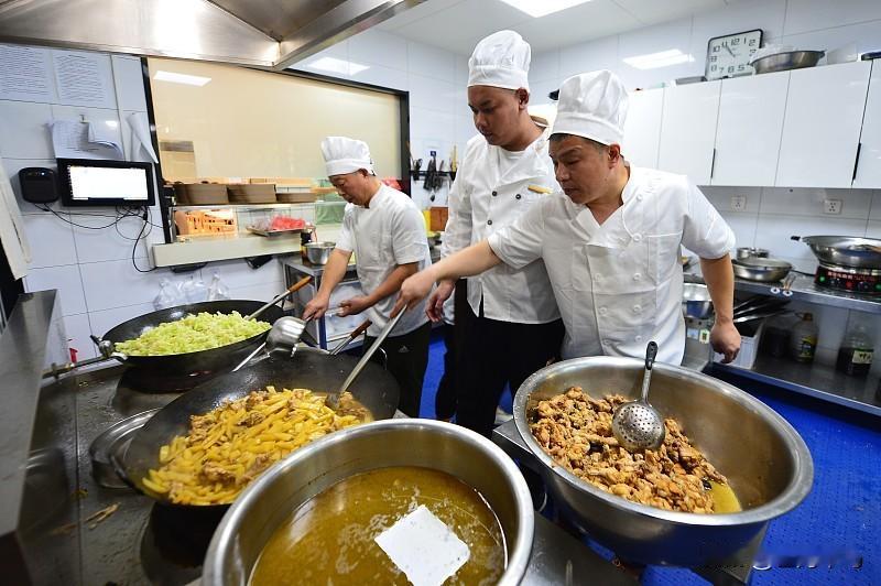 很多人想不通：取消机关食堂是为省钱，改成发餐补，难道不照样花钱，这不等于换个方式