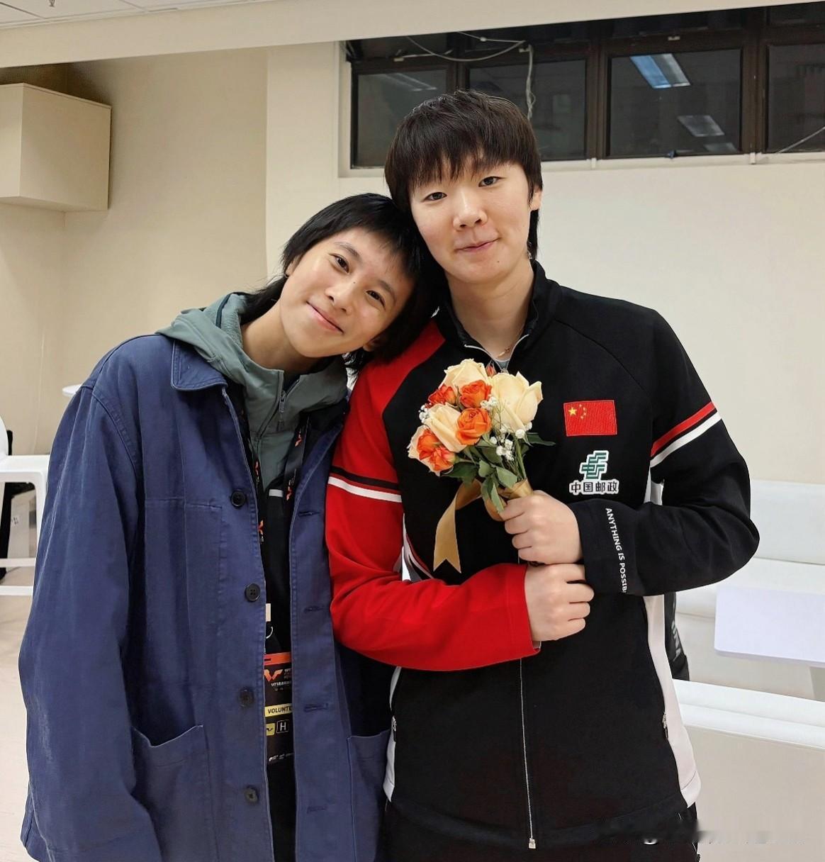 陈可应该也算曼昱最好的朋友之一吧？图二是11年前两人在香港领奖台上的画面。