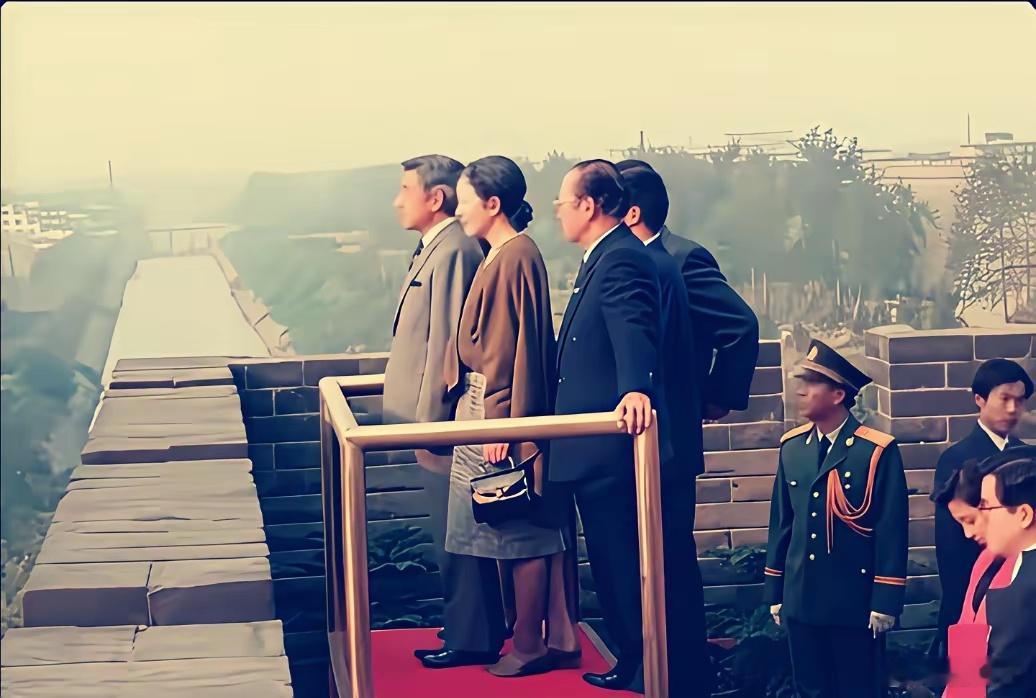 1992年，日本倭王驻足西安古城墙，久久不愿离去，他在想什么呢？老照片