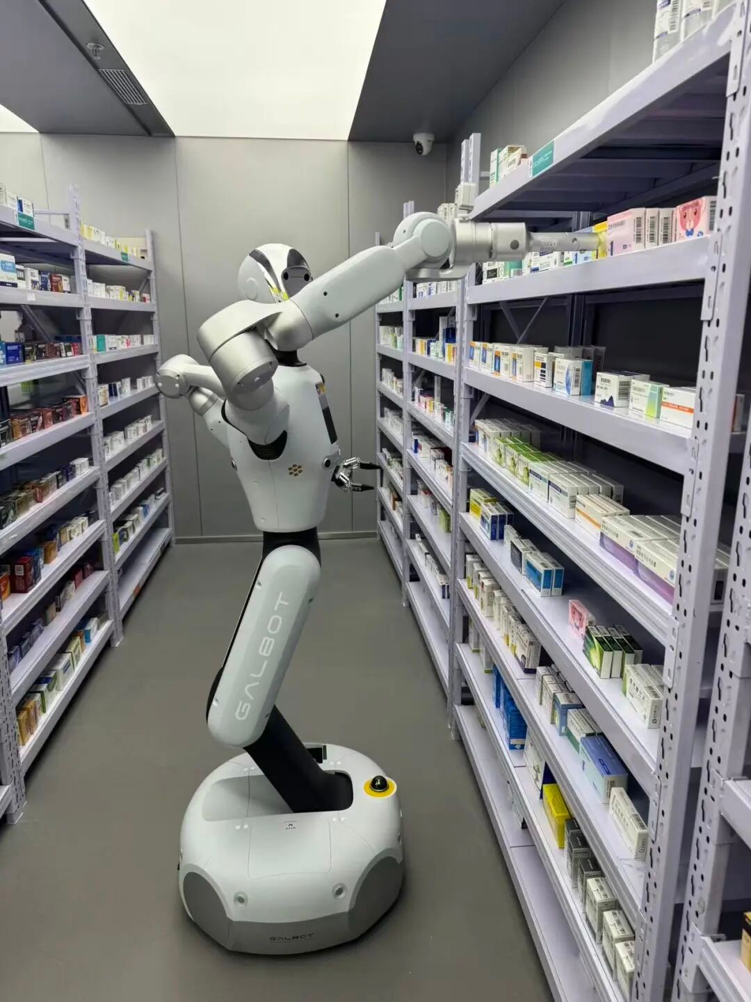 台积电CEO点评中国机器人¹跟不上时代了。刚刚在北京实体药房已经部署机器人了！