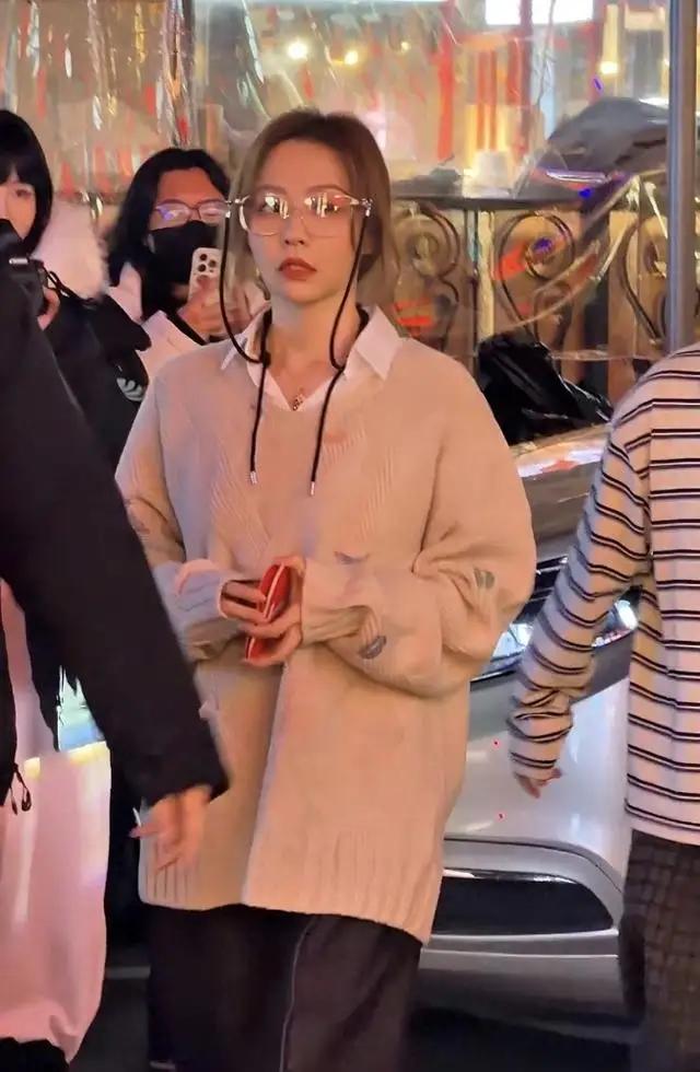 张靓颖回成都了，春熙路上走一走，这状态，这打扮，真的比原来好看了很多。