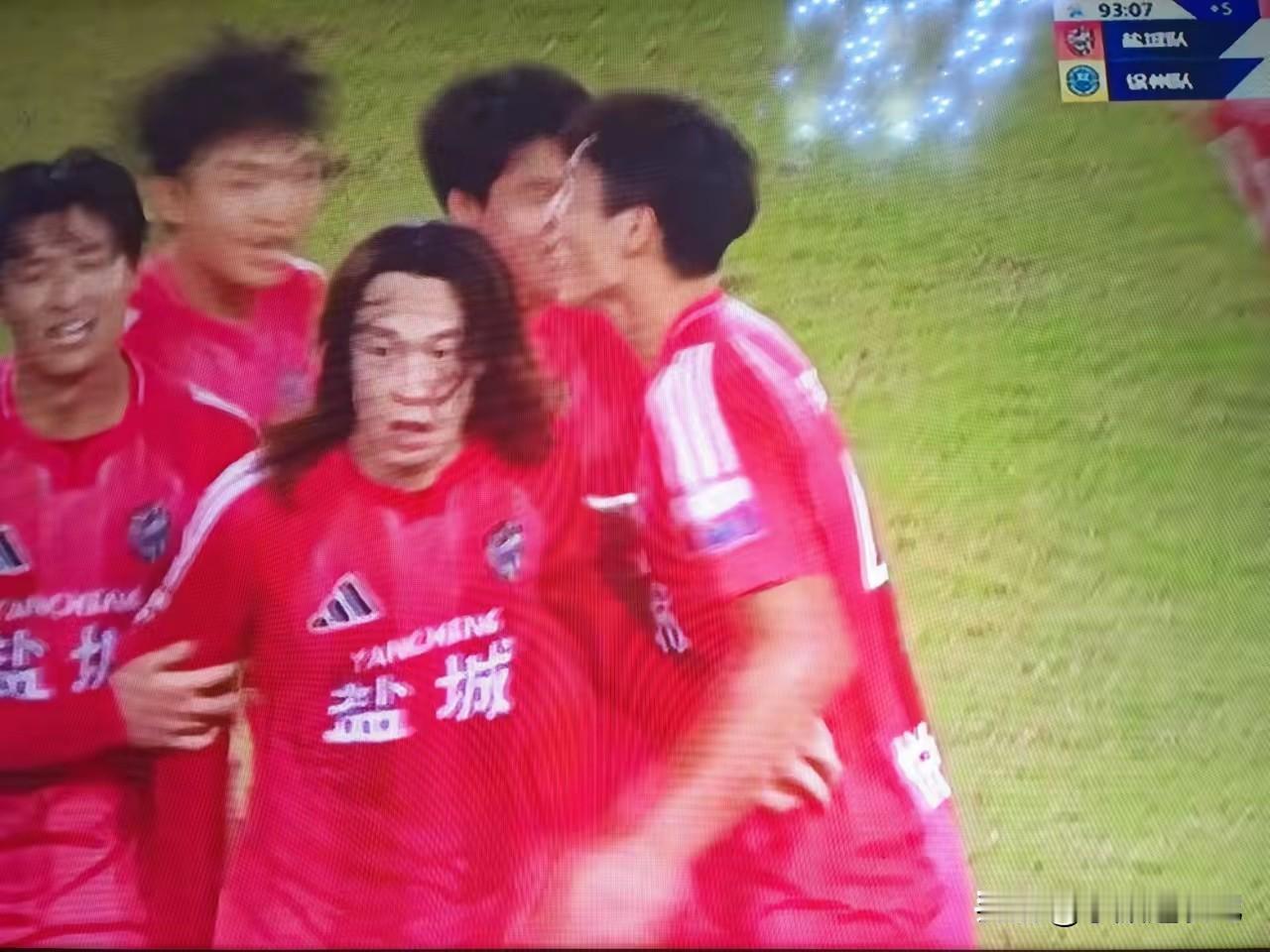 要说现阶段盐城队的最大功臣，那答案没有任何悬念——刘嘉伟！这简直是苏超版