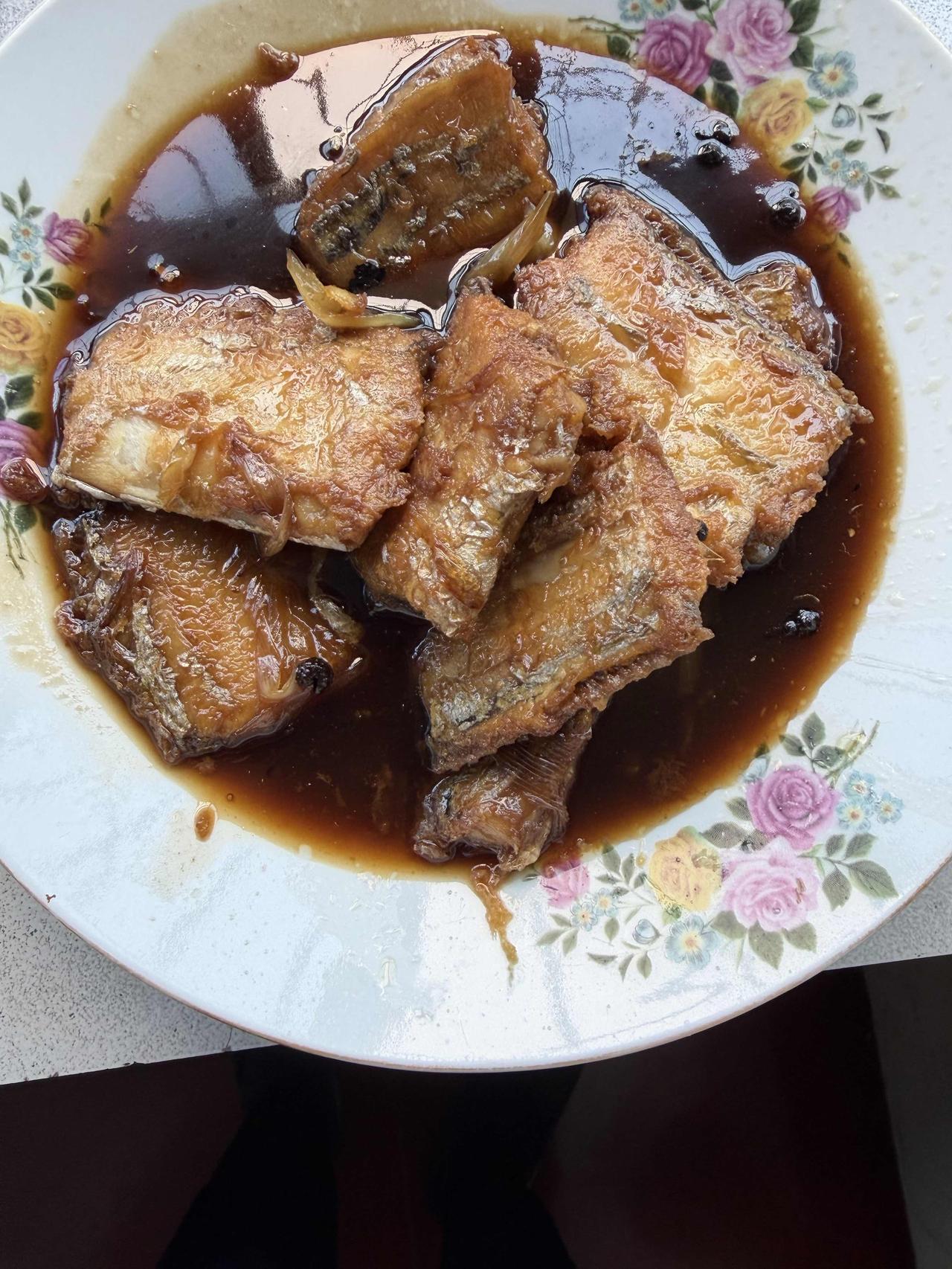 今天过节，中午，我做了糖醋带鱼和青菜西红柿汤，吃米饭！带鱼是昨天上午，在档子上