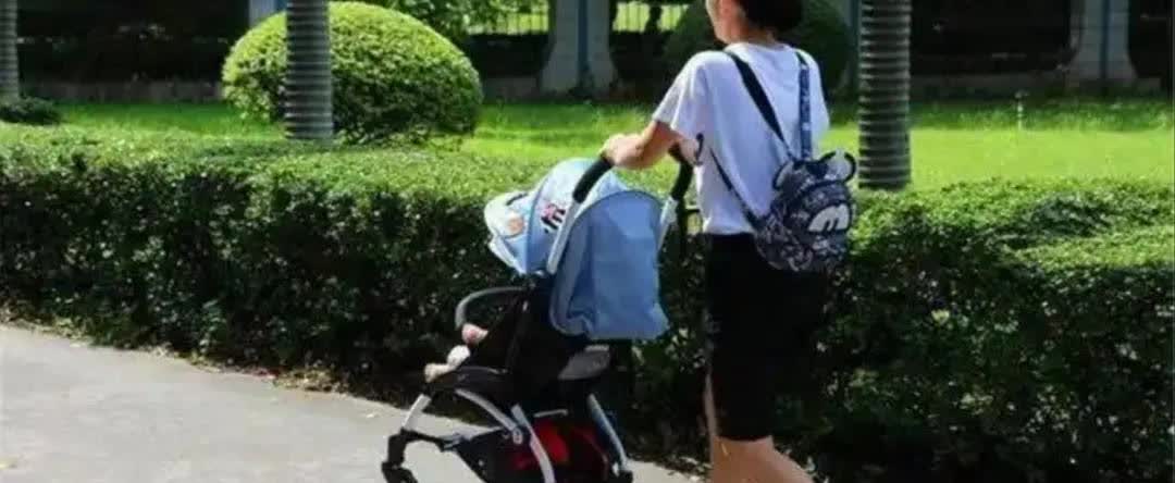 店里一个小服务员昨天休息，她说遇到了一件想想后怕的事。因为休息她就想带孩