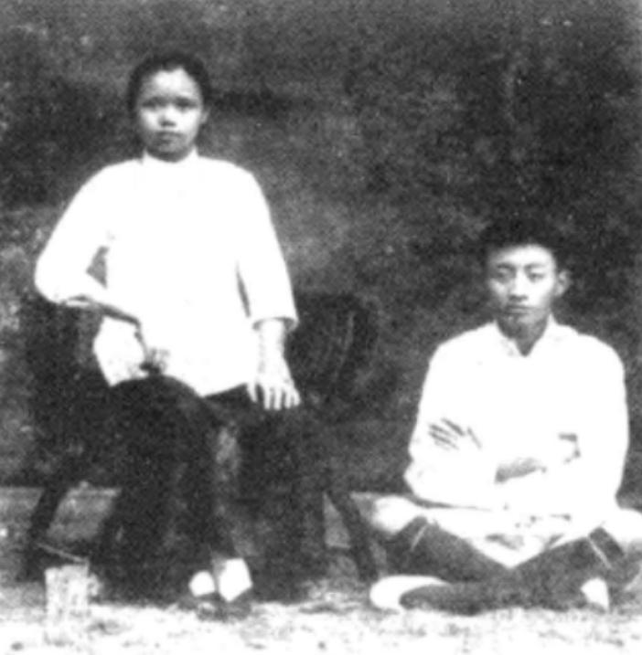 1923年9月，胡适和表妹曹诚英同居，而此时，胡适的身份是已婚，而且，他和江冬秀