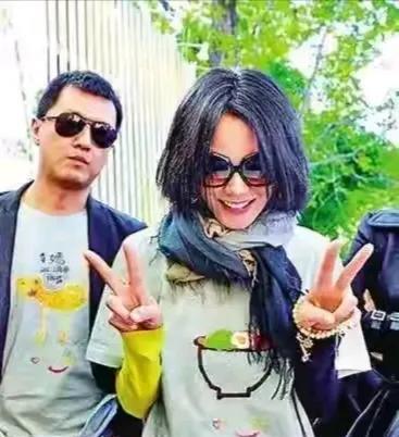 那时王菲和李亚鹏在一起笑靥如花，幸福也曾来过，当年的李亚鹏爱屋及乌妥妥的一名好继
