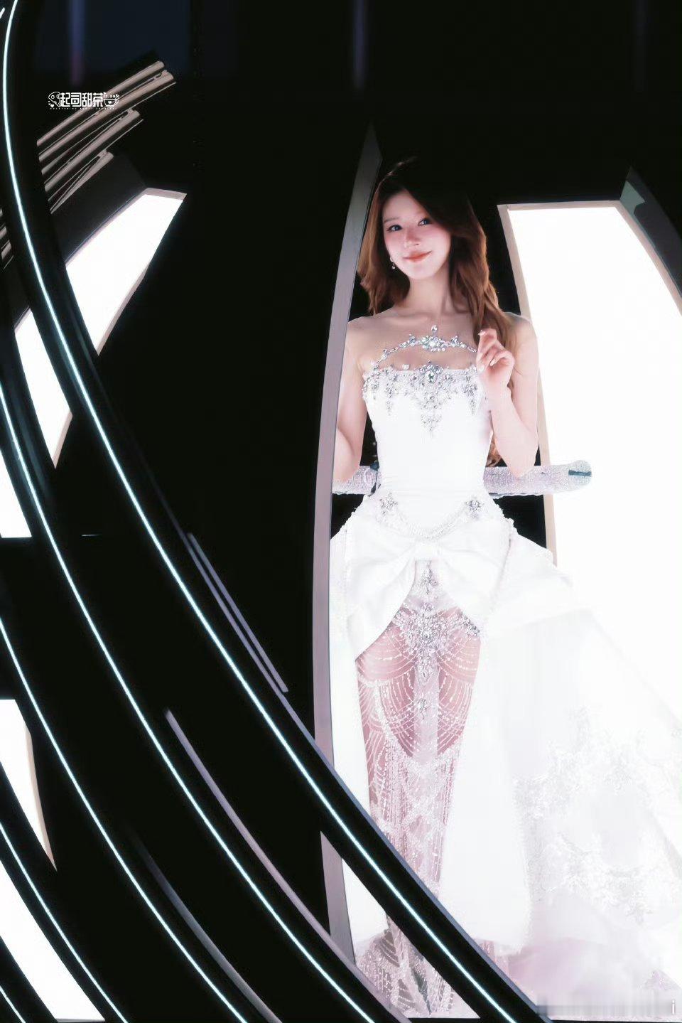 赵露思生日会的两套造型饭拍出图，解锁两个品牌高定，露皇一出手就知有木🈶😘