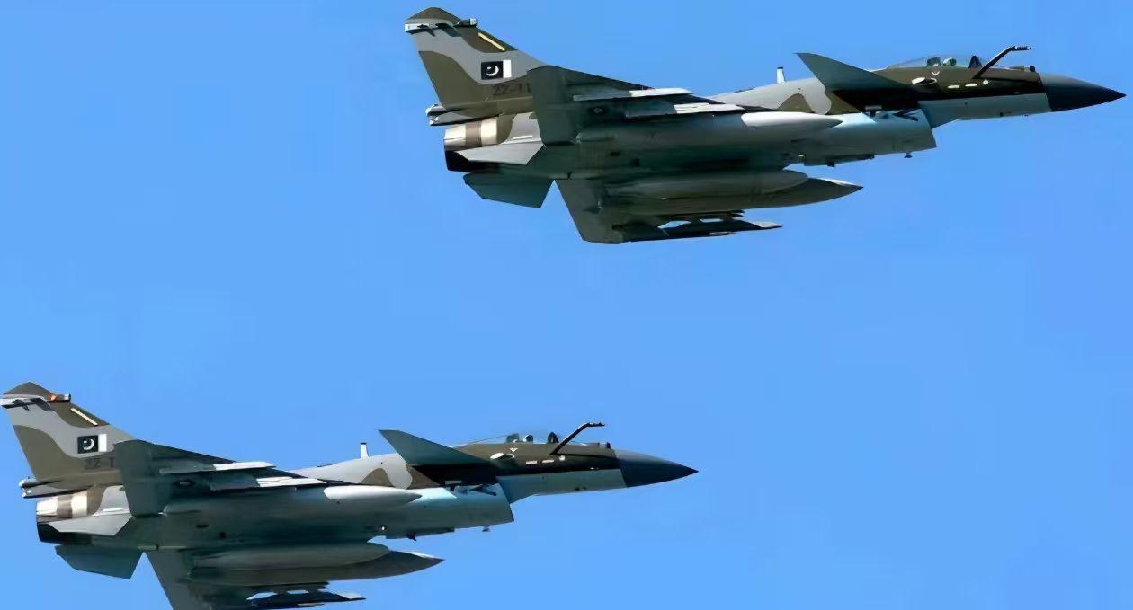 面对美以联军以空袭为主的打击手段，一度被认为近乎毫无还手之力的伊朗航空兵部队，似