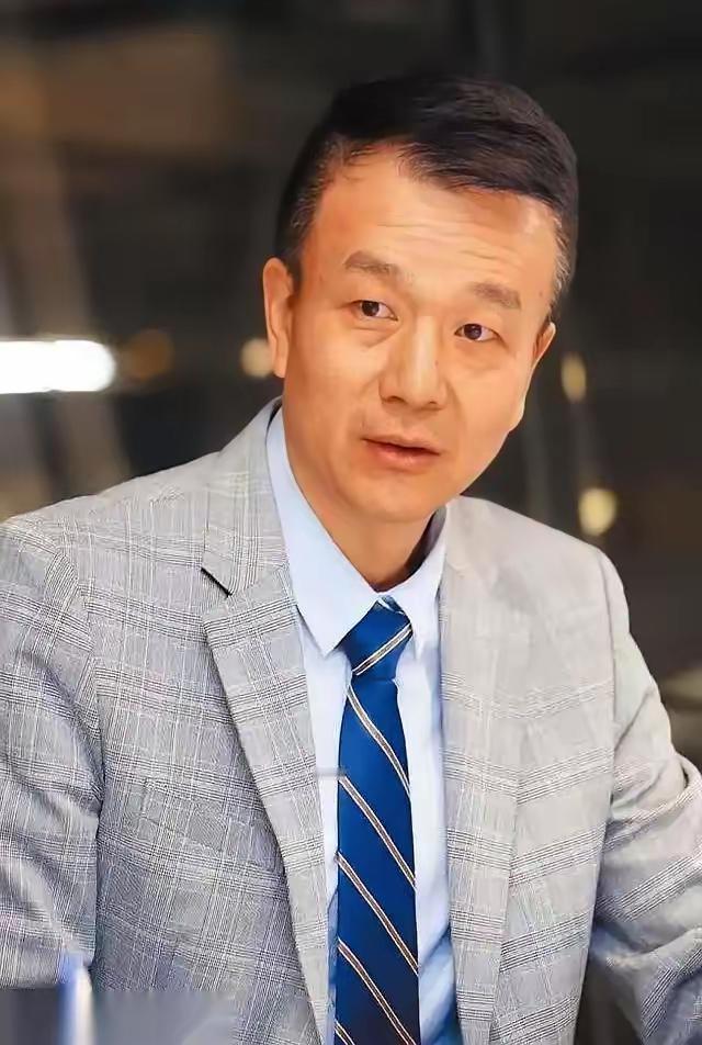 第一次听于北辰说“解放军来了我先投降”，我当场笑喷：这哥们儿太懂“上班”了“