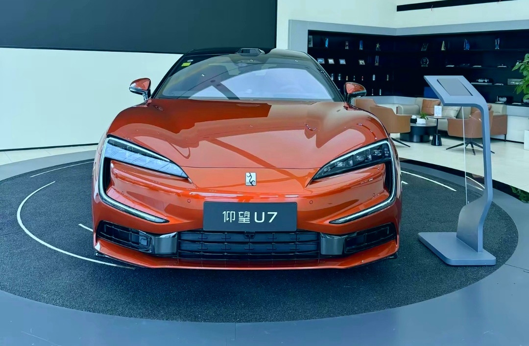 比亚迪仰望U7，65万把百万级技术拉下神坛，多花一倍钱买标才是真亏昨天在店里，我看见一位开S级来的大