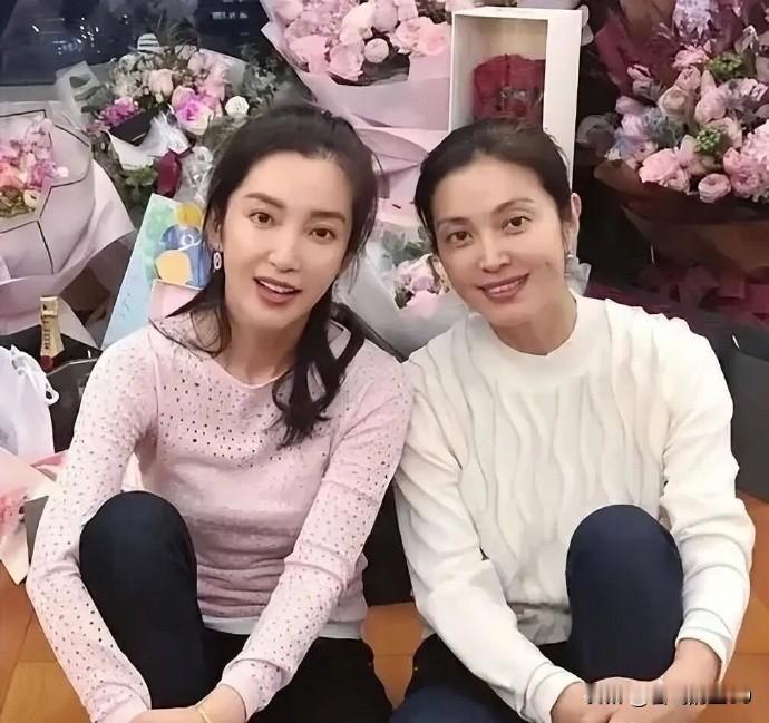 李冰冰心直口快来爆料！李冰冰和李雪是两姐妹，妹妹李雪比她小两岁，也是她的经纪人，
