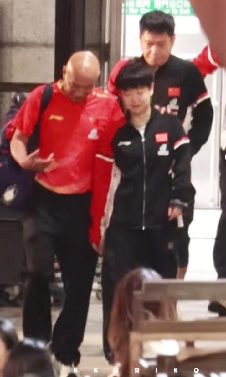 看着这一幕幕，还是有点禁不住破防，不经意的温暖总是让人心生欢喜。当看到莎莎在