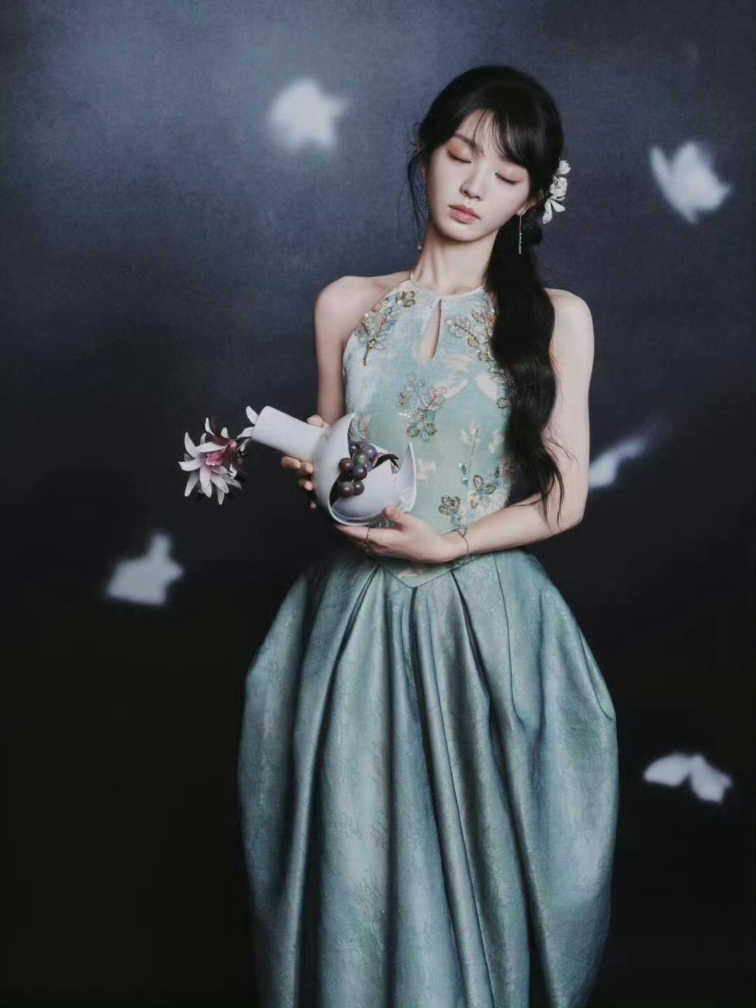 陈都灵田曦薇同款裙子陈都灵粉裙气质拉满，田曦薇绿裙元气爆棚，同款不同美太绝了陈都