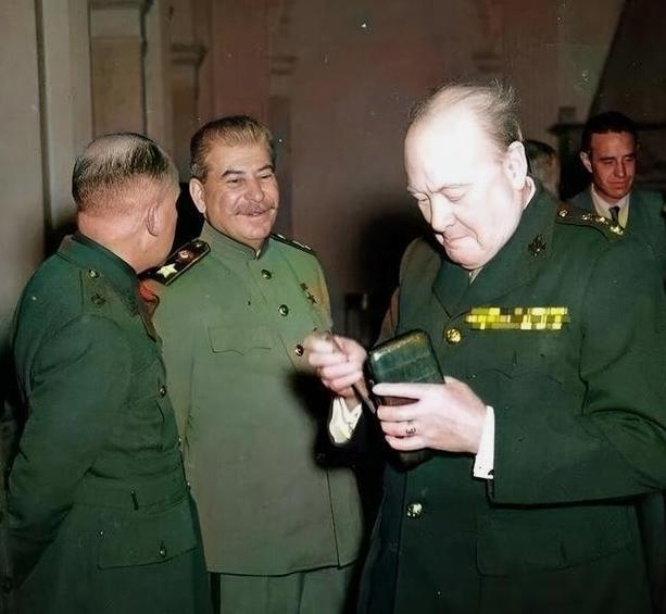 1945年，雅尔塔会议期间，丘吉尔烟瘾犯了，急忙抽出一根雪茄。他故意背着斯大林。