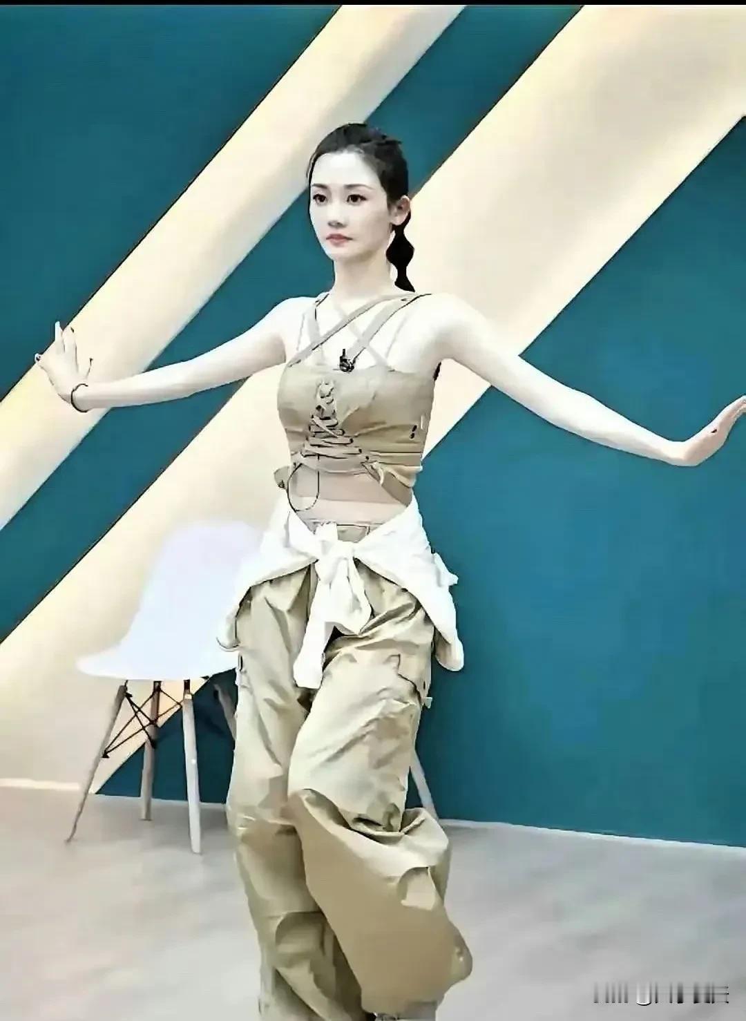 郑凯就说过，她认识苗苗的时候，第一眼就觉得这姑娘好嫩啊，才追的！！​