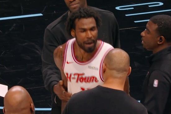 这能怪我？火箭内讧，伊森怒喷乌度卡。谢泼德连中三分，火箭14:4