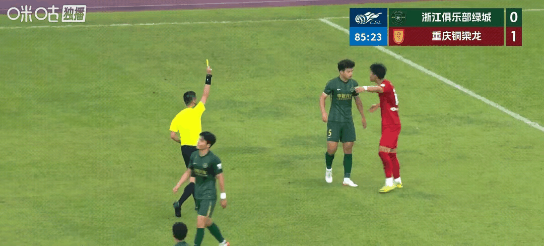 杜月徵回应没任何攻击刘浩帆的行为，但裁判还是给了他黄牌。作为当红童子鸡，杜月