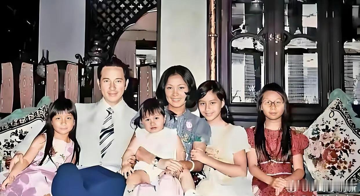 20世纪70年代的老照片！何鸿燊二房的家庭合影太珍贵了！全家穿得精致，家里装修