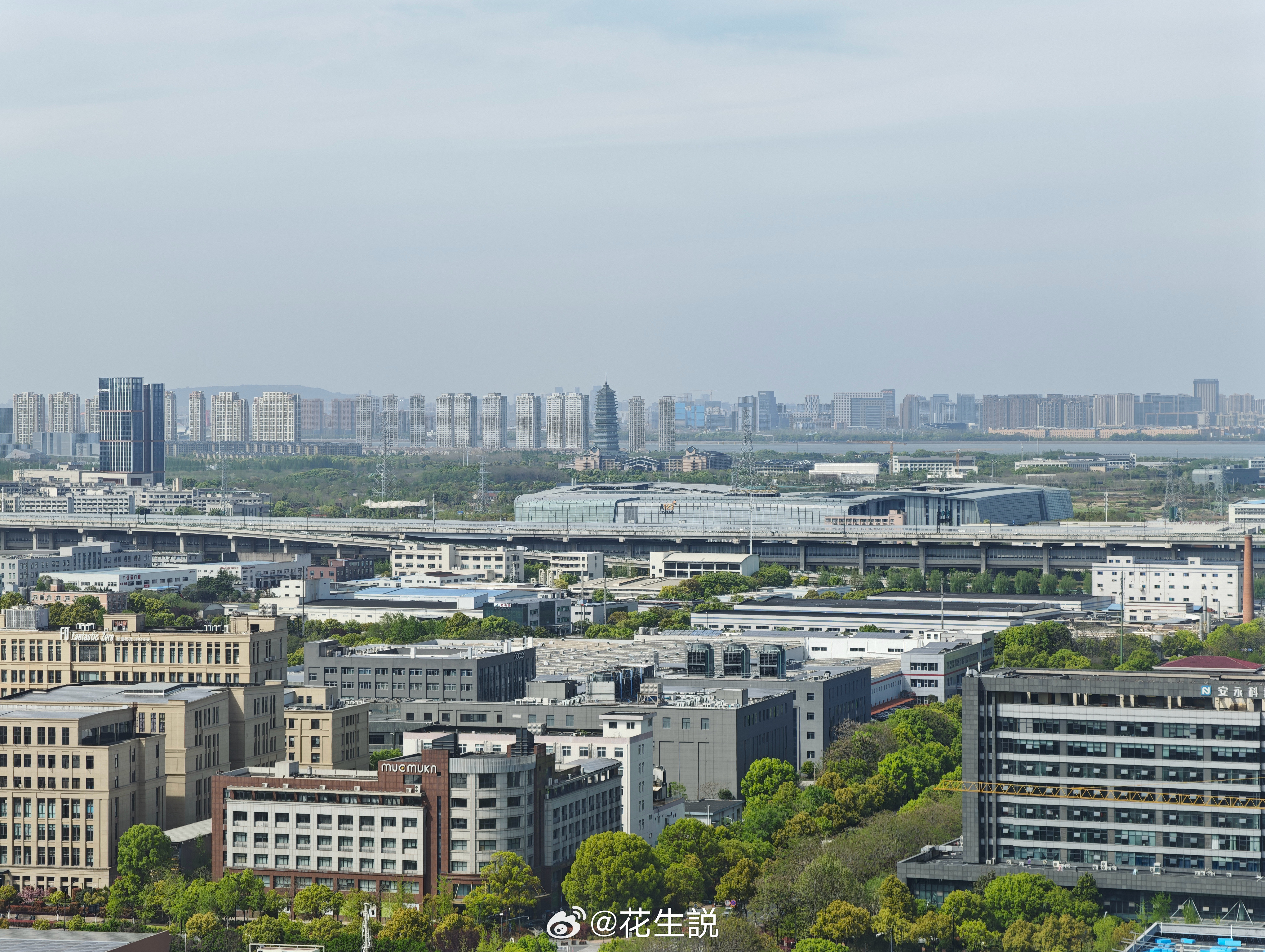 两亿像素是这两年影像旗舰的版本答案，有的传感器还会做4X的ISZ。即便是原生焦段