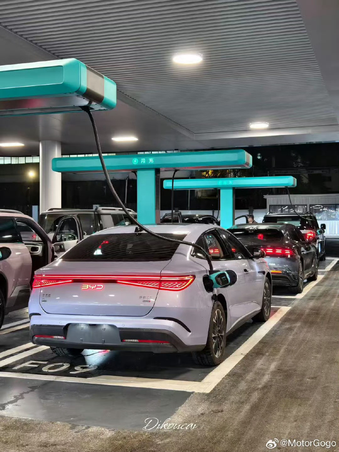 比亚迪这个新的闪充桩你还真别说，我还真挺喜欢，就是配色有点怪像极了去加油站加油的