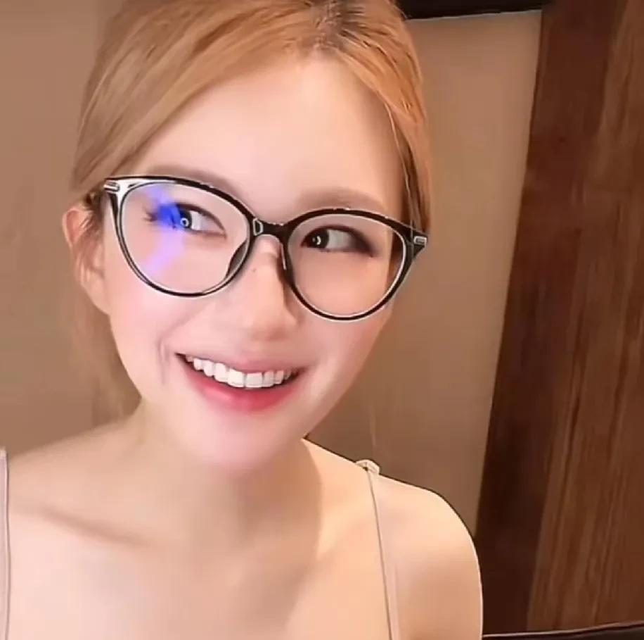 赵露思现在每天直播，不带货，不开打赏，直播到嗓子沙哑的原因就2个。1、她很清楚