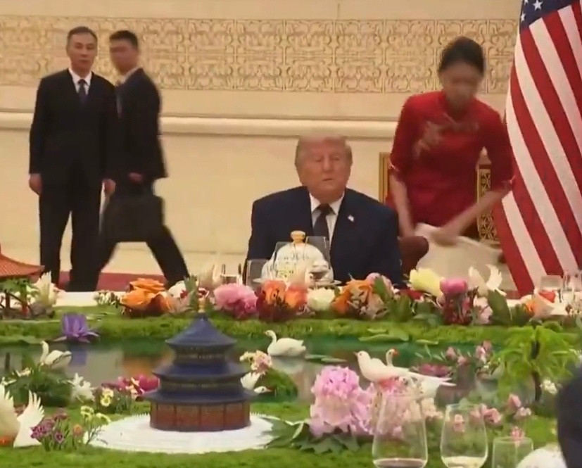 国宴本来椅子上都有靠垫，看来特朗普不太喜欢靠垫，服务员又拿下去了。热点科普