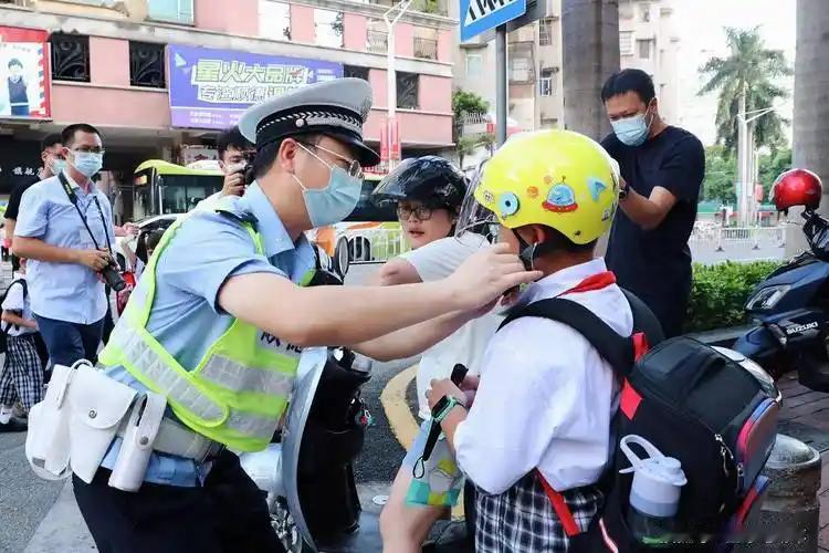 电动车上路必须戴头盔，你同意吗？一场关于生命与责任的全民热议！