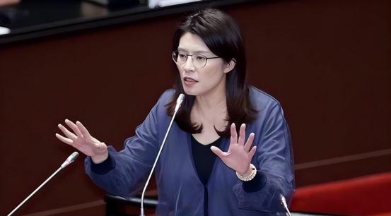 堂堂国民党主席郑丽文站在千百人聚集的宴席聚光灯下，突然指着自己大声宣告：“我父亲