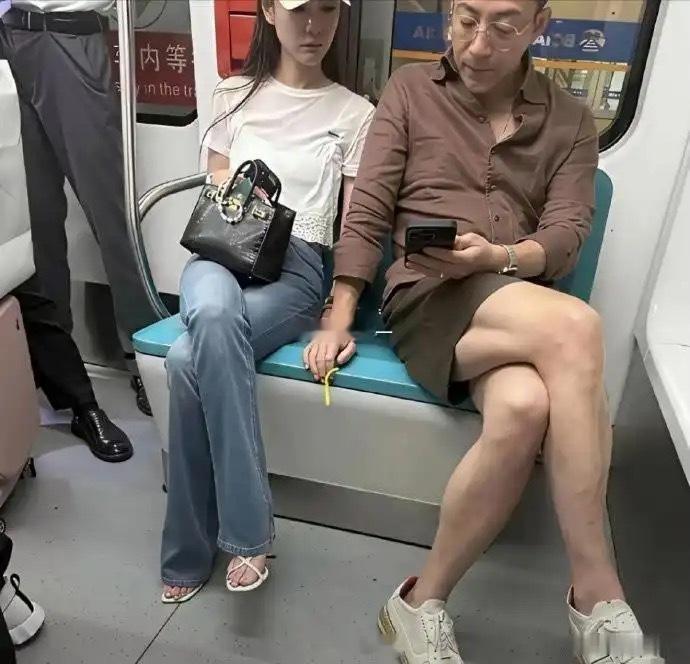 身价几个亿的大明星，居然也会坐这么廉价的地铁？