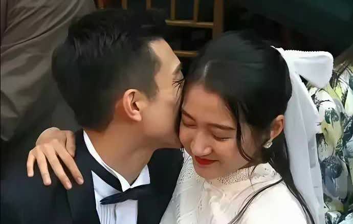 关晓彤估计头都大了，这躲还是不躲好。
