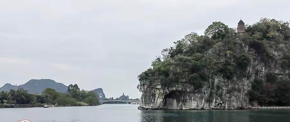 现在有一个越来越奇怪的社会现象：有退休金的老人，哪怕孩子是独生子女，却执意各住一