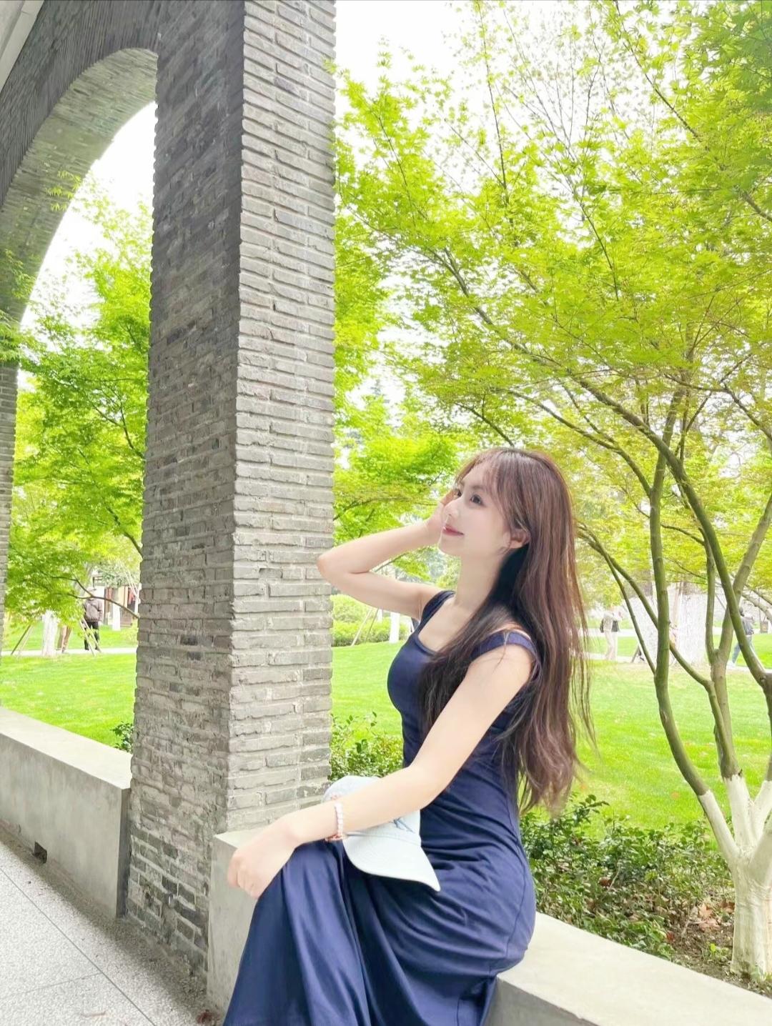 绿树阴中倚石桥，轻纱拂面意自高。清新脱俗的女孩子是什么样子的呀