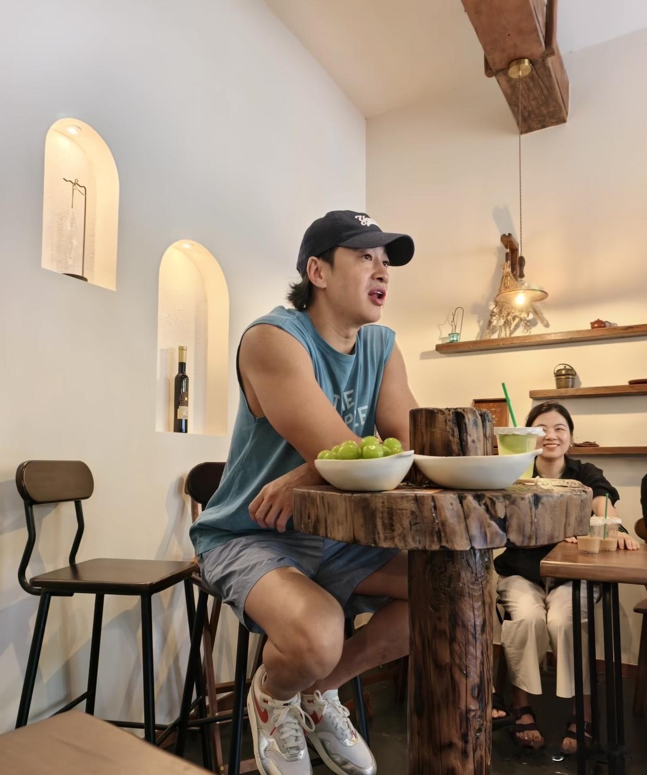 何润东是社牛！这不是最惊讶，很多东家人带自己的孩子去见他，他才惊讶[呲牙笑][呲