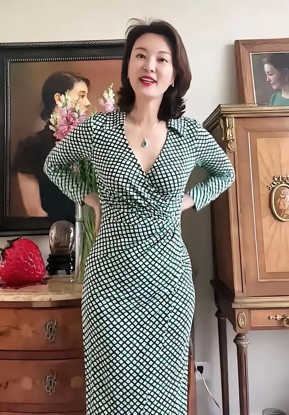 央视最惨女主持人，男友被判死缓，丈夫惨死狱中，现在49岁，依旧单身一个人，你是否